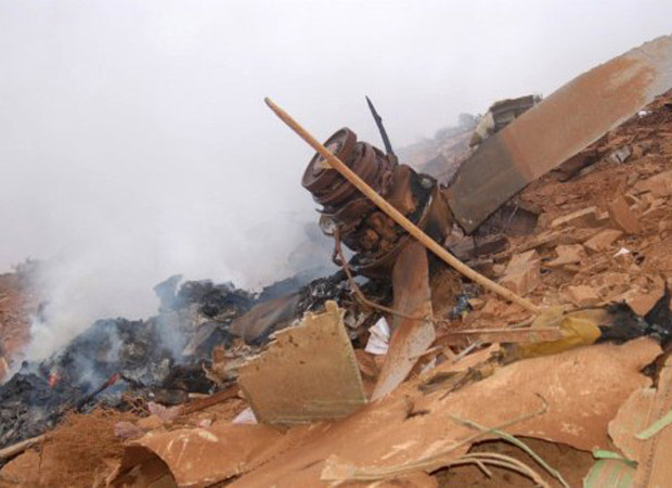 Destroços do avião militar que caiu nesta terça-feira (26) em Marrocos (Foto: AFP)