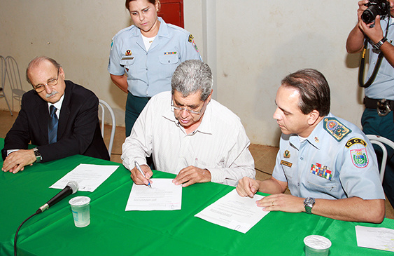 André assina decretos que criam cursos para promoção de mais de 500 policiais