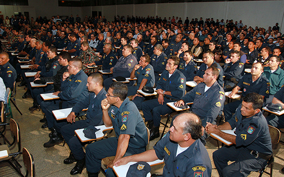 André assina decretos que criam cursos para promoção de mais de 500 policiais