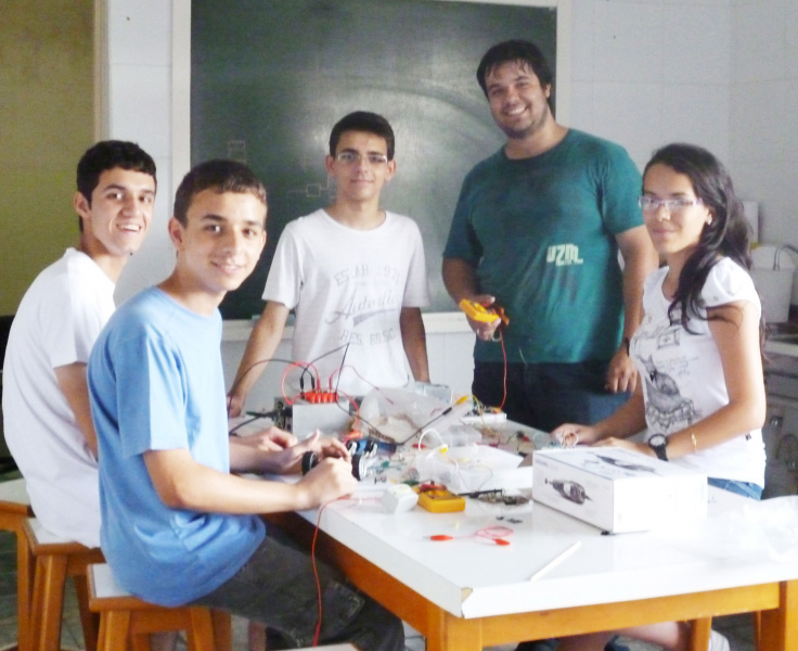 O professor Bruno Flores Bicca, que tem formação em Ciências da Computação e quem instrui os alunos.