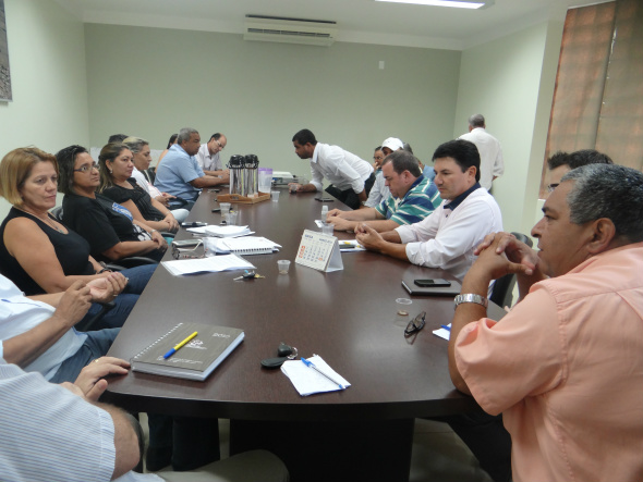 Brito afirma que o funcionalismo da prefeitura precisa ganhar bem Vereador Valter Brito durante reunião com servidores municipais e o poder executivo / Foto: Moreira Produções