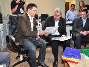 Puccinelli entrega documentos ao MPE sobre repasses Puccinelli entrega documentos ao MPE sobre repasses