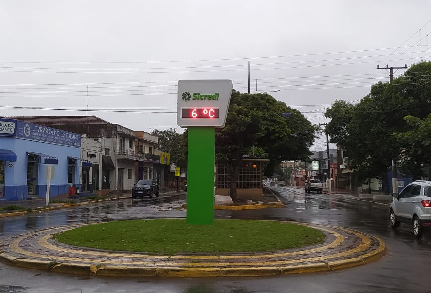 Temperatura despenca em Amambai nesta semana Por volta das 7h30, o termômetro da área central da cidade marcava 6° graus /Foto: Geovana Biron - Amambai Notícias