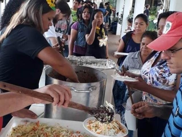 Manifestantes almoçam no prédio da reitoria da UFGD; dia de greve engrossa protestos contra nova reitora (Foto: Direto das Ruas)