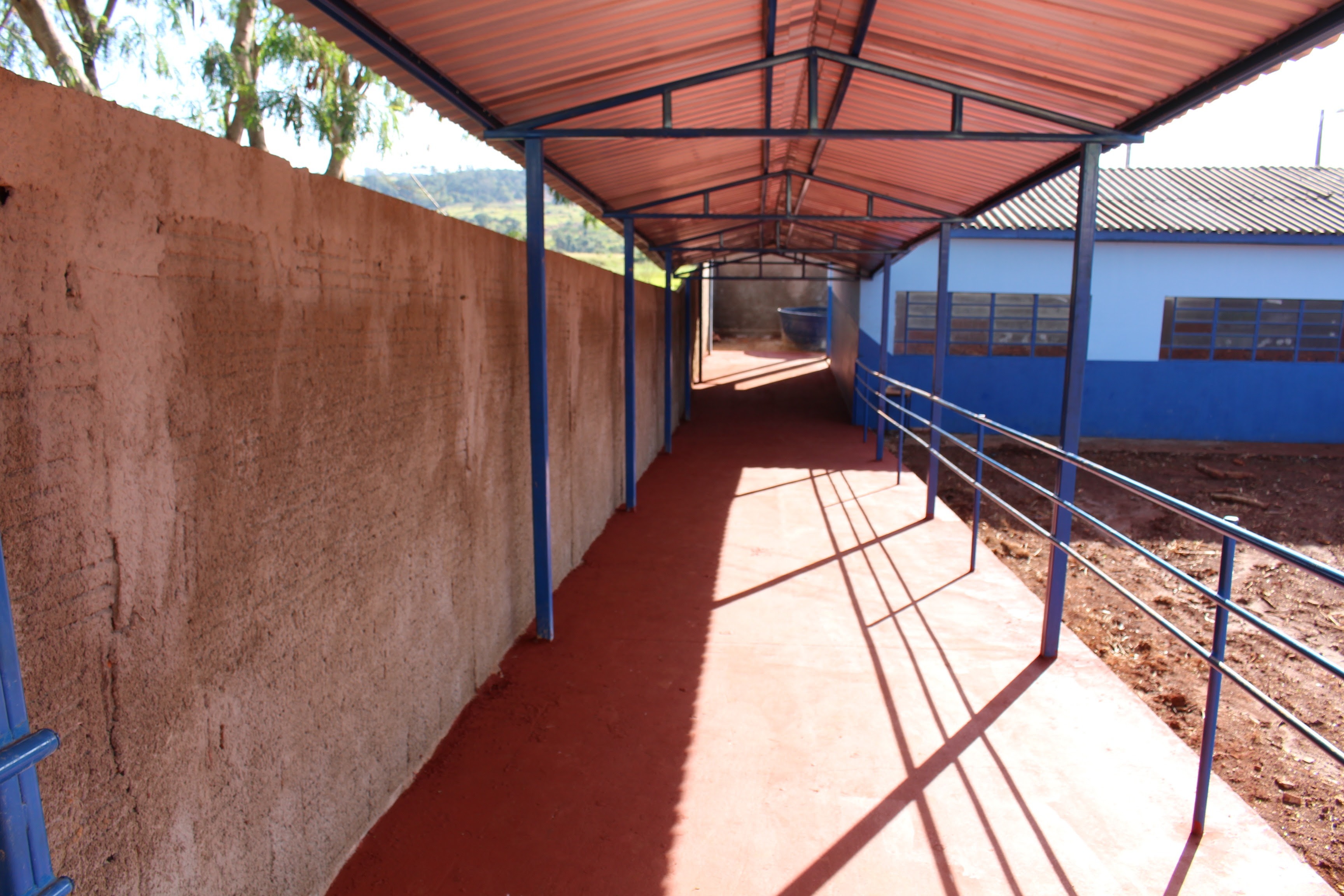 Prefeitura inaugura reforma na Escola Polo Indígena Ypyendy/Panduí Um dos investimentos feitos na escola foi construção de uma passarela ligando os prédios da unidade escolar / Foto: Decom