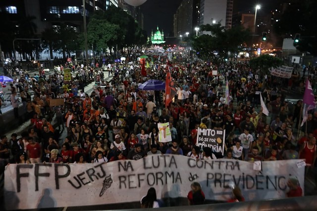 Greve termina com mobilizações em 380 cidades contra a reforma da Previdência No Rio de Janeiro (RJ), a manifestação se concentrou na região da Candelária e percorreu o centro; houve repressão policial / Foto: Clívia Mesquita
