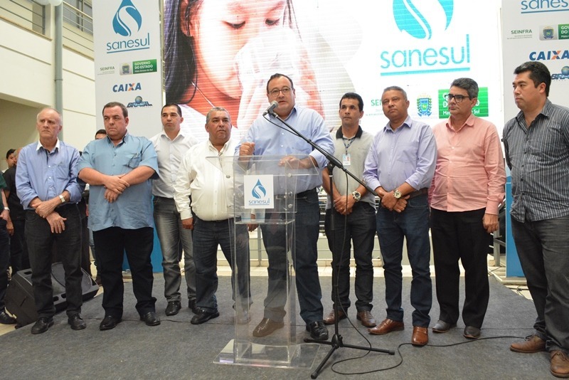 Prefeito, vice e vereadores durante assinatura da ordem de serviços para execução das obras, realizada na sede da Sanesul, nessa quarta-feira (20) / Foto: Decom