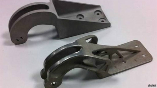 Na foto, a peça acima foi fabricada da forma convencional e a de baixo, usando a impressão 3D