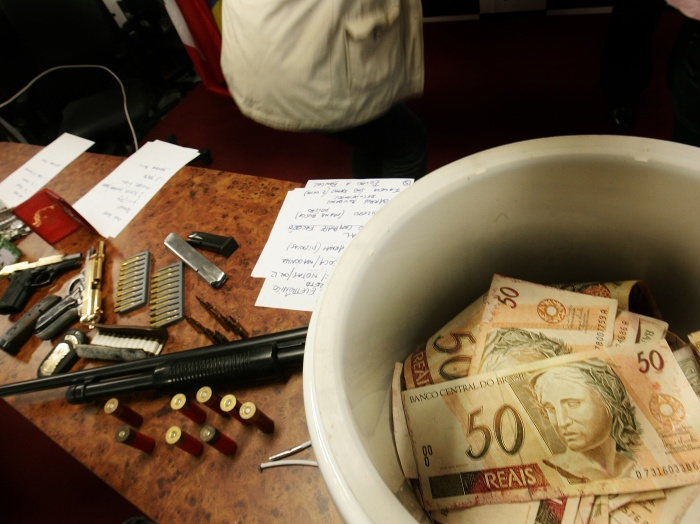 Ladrões descobrem produto para limpar nota manchada, diz polícia