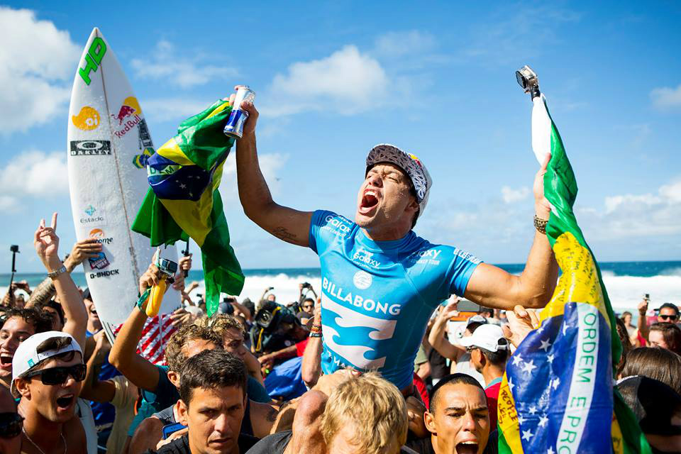 Em entrevista, Mineirinho dedica título à Ricardo dos Santos, surfista falecido no começo deste ano, e ao irmão.
