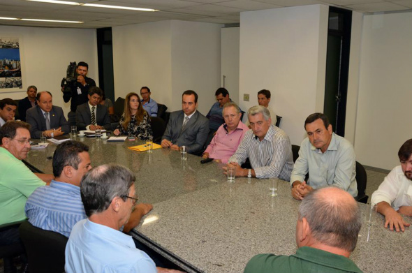 Caminhoneiros e empresários solicitam apoio da Assembleia do MS O encontro aconteceu na manhã desta terça-feira (4/3) com o presidente da Assembleia Legislativa, deputado estadual Junior Mochi (PMDB) / Foto: Roberto Higa