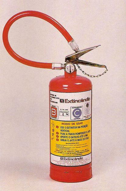 Bombeiros orientam sobre itens de segurança e regularidade de extintores de incêndio