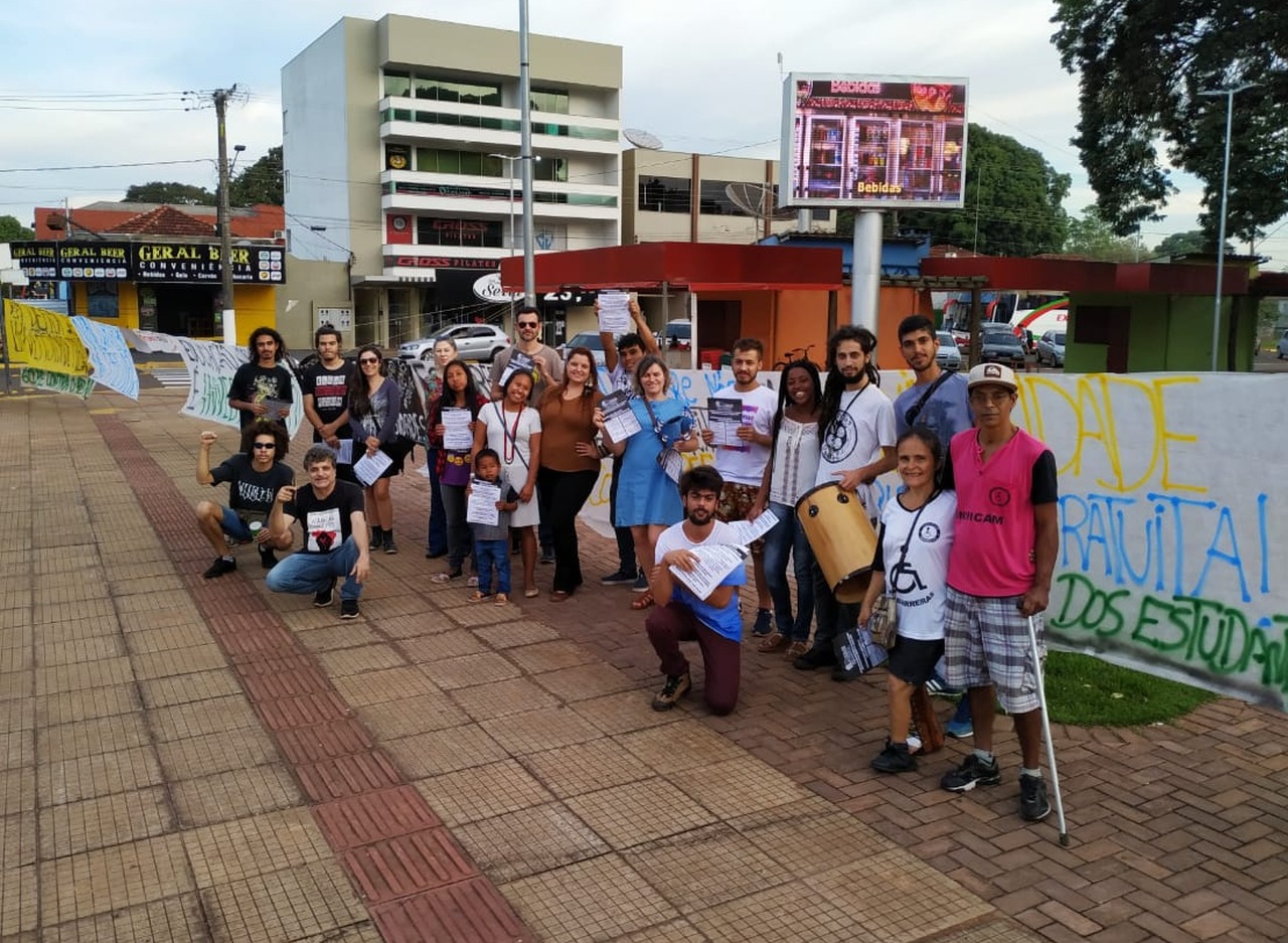 Manifestantes reuniram-se na praça Cel. Valêncio de Brum / Foto: Jocimar Lomba