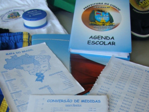 Atraso e denúncias de desvios maculam distribuição de material escolar Atraso e denúncias de desvios maculam distribuição de material escolar
