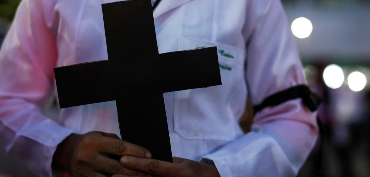 Ato de profissionais da saúde em homenagem a colegas mortos pela Covid-19 em Manaus (AM) 16/05/2020 (Foto: REUTERS/Bruno Kelly)