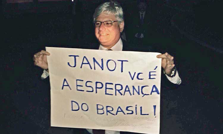 Governo e oposição adotam tom defensivo no Congresso sobre lista de Janot Janot com cartaz recebido de manifestantes na última segunda: