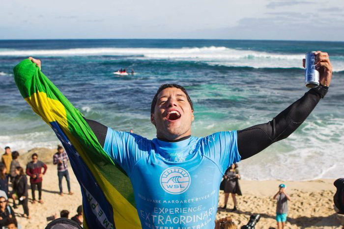 Mineirinho vence em Pipeline e fica com o título do circuito mundial de surfe