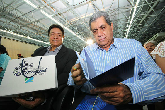 Governador entrega kits de difusão para músicos e contempla mais de 200 artistas