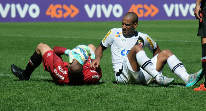 Vasco e Joinville não saem do zero e se abraçam no Z-4 Nada de gols: Joinville e Vasco abusaram dos erros no domingo de Dias dos Pais (Foto: André Durão / GloboEsporte.com)