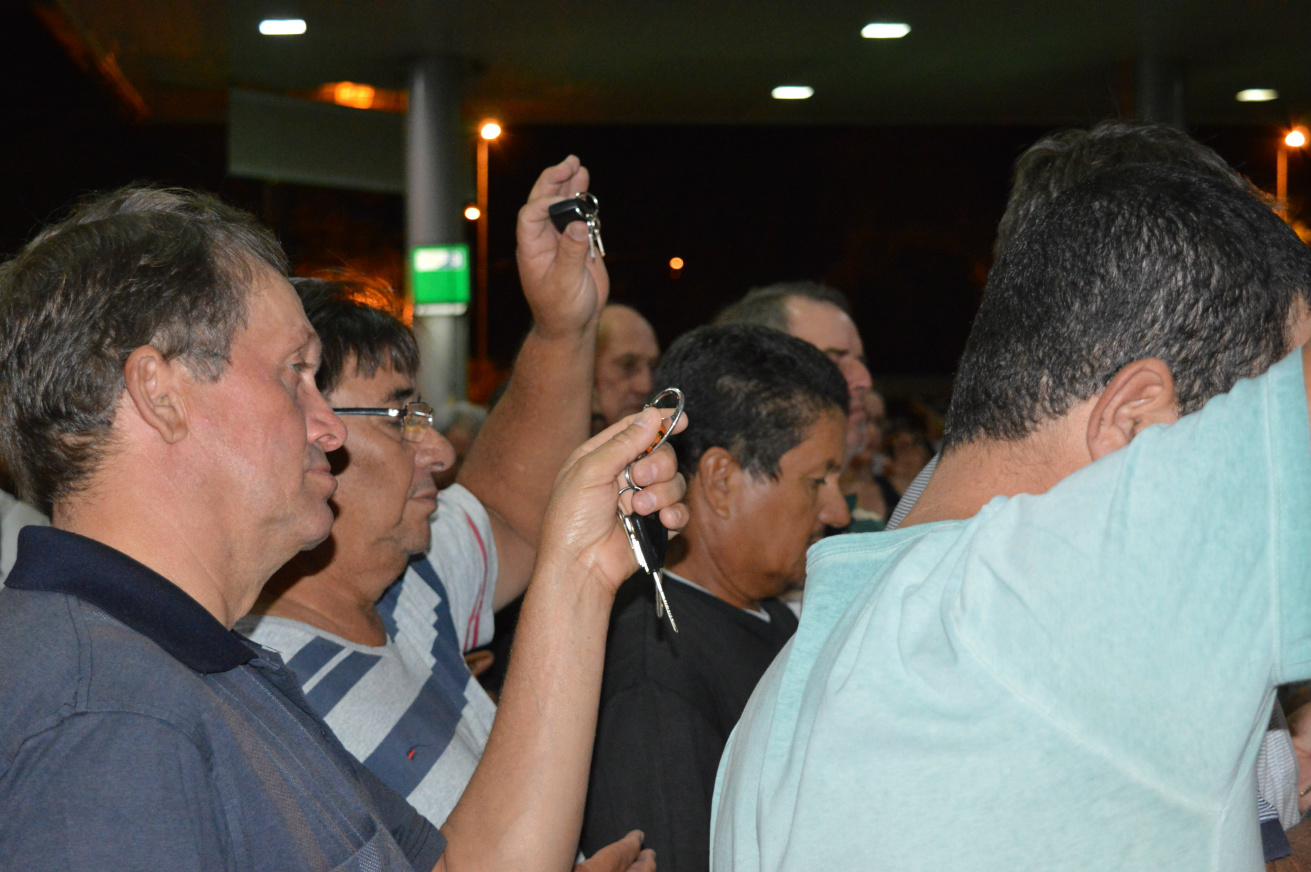 Missa dos Motoristas reúne fiéis no posto Berlitz em Amambai Após a missa, os fiéis receberam a bênção em suas chaves, veículos e CNHs / Foto: Moreira Produções