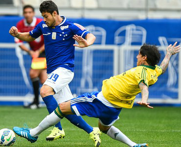 Cruzeiro volta a vencer e se afasta da confusão Vinícius Araújo disputa bola com Victor Ramos na partida realizada no Mineirão (Foto: Fred Magno/ LightPress)