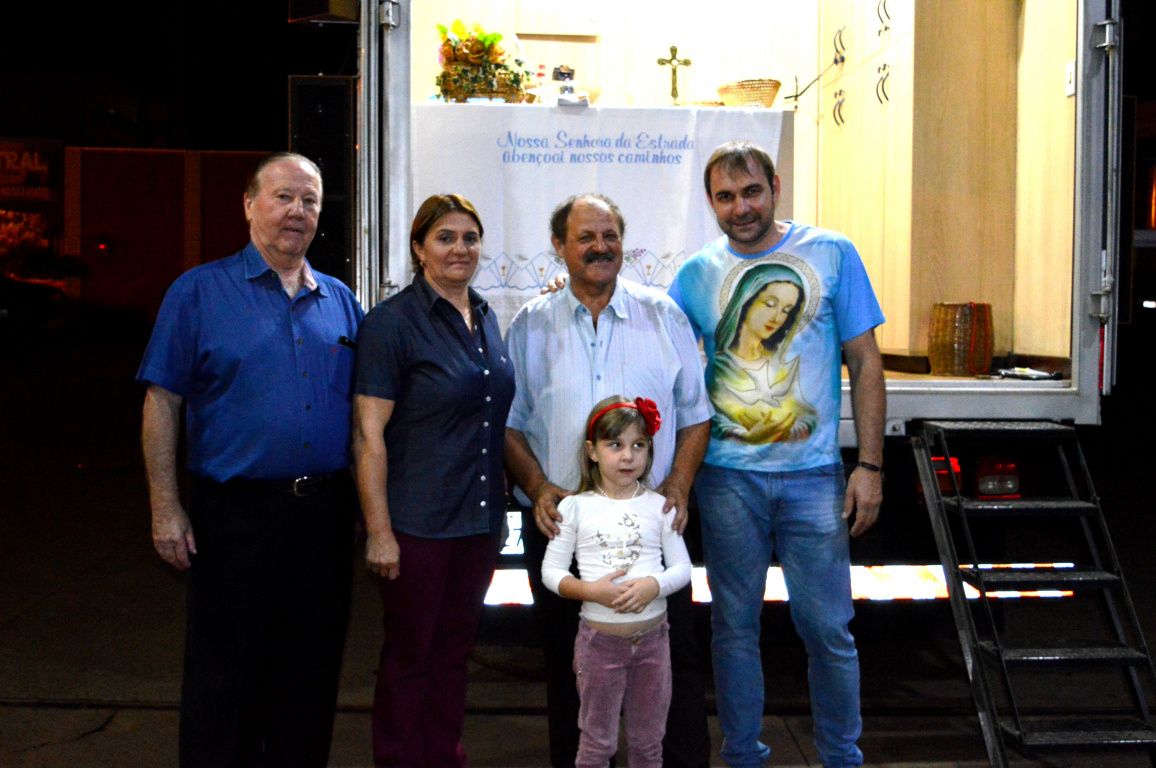 Missa dos Motoristas reúne fiéis no posto Berlitz em Amambai Jorge Berlitz e família com o padre Miguel Staron / Foto: Moreira Produções