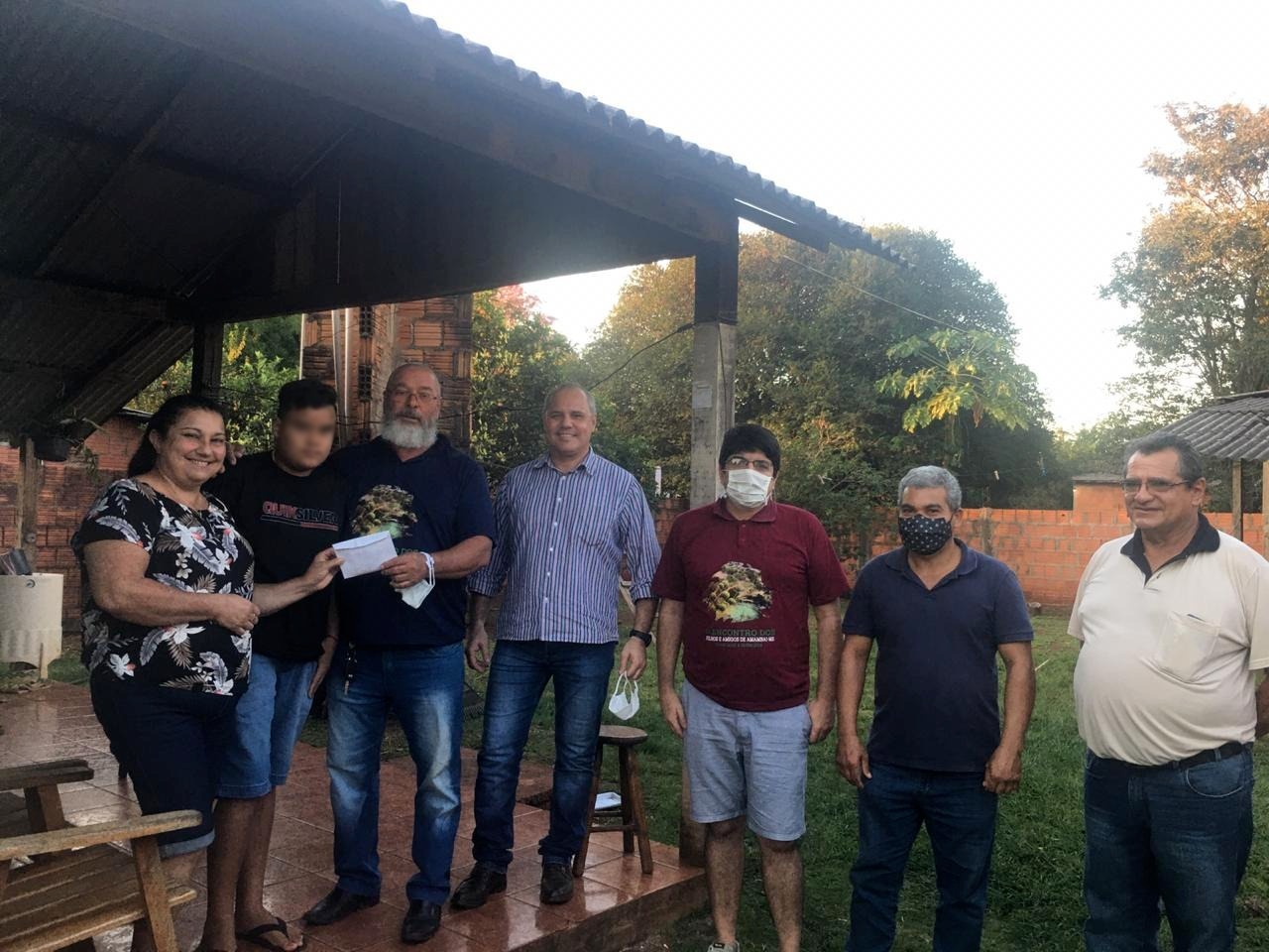 Membros do CAV junto de Matheus e sua mãe / Foto: CAV