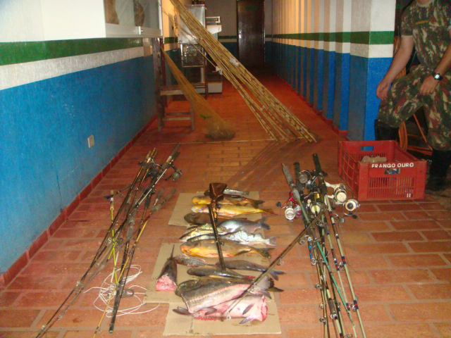 PMA prende homem pescando na piracema e com arma de caça em Terenos