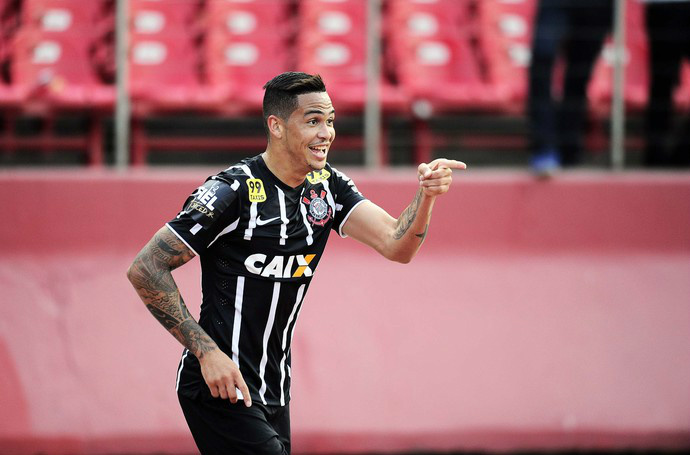 São Paulo e Corinthians empatam em jogaço: gols, traves, polêmica e retorno Luciano comemora primeiro gol do Corinthians depois de cruzamento de Uendel (Foto: Marcos Ribolli)