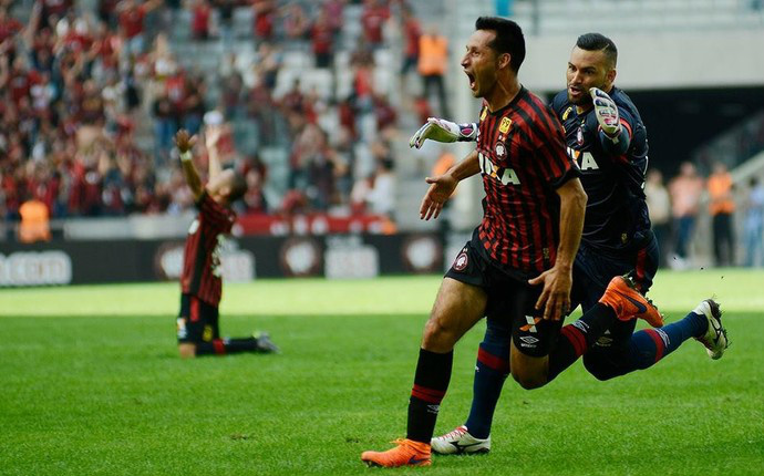 Zagueiro chileno Vilches empatou o jogo nos acréscimos (Foto: Gustavo Oliveira/ Atlético-PR)
