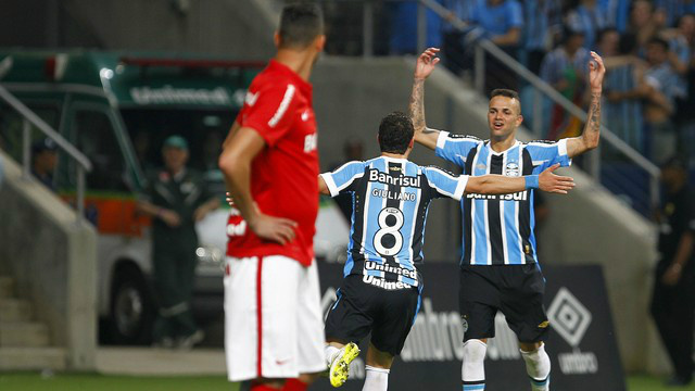 Grêmio massacra Inter com goleada histórica na Arena e retorna ao G-4 Grêmio massacra Inter com goleada histórica na Arena e retorna ao G-4