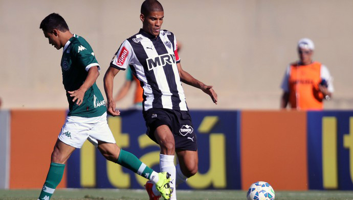 Goiás pressiona, mas empata com o Galo, que mantém vantagem na ponta Leonardo Silva Atlético-MG e Erik Goiás Brasileirão (Foto: Francisco Stuckert / Agêncai Estado)