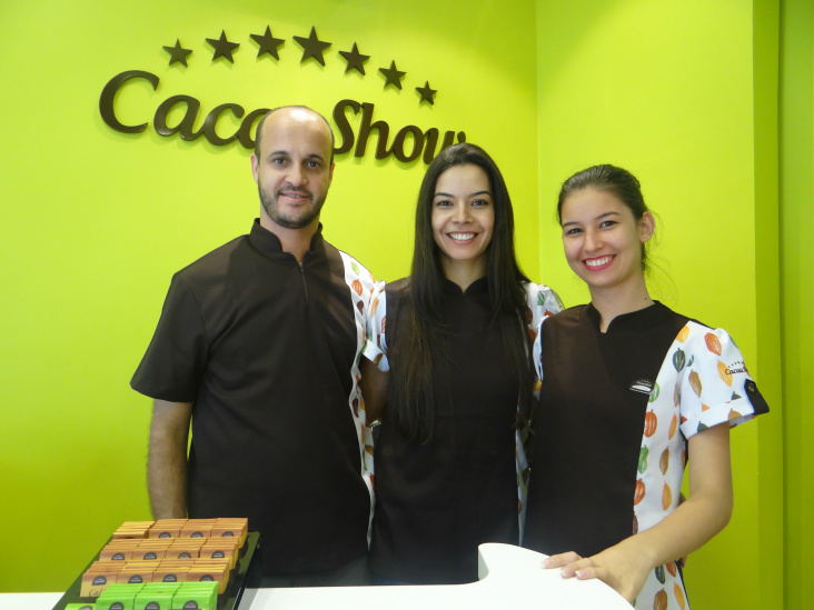 Cairis Rodrigues e Elisangela Bernardo juntamente com Alexsandra Brando, que os auxilia na loja / Foto: Moreira Produções