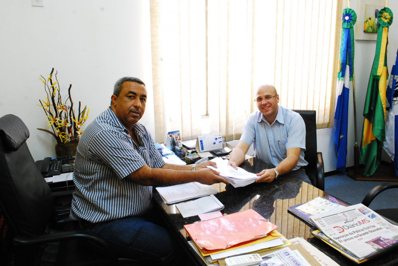 Executivo encaminha a Câmara projetos de incentivo a empresários locais Vereador Carlinhos junto ao secretário de Indústria e Comércio, Rodrigo Selhorst.