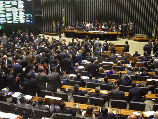 PEC da Bengala é aprovada em primeiro turno pela Câmara Aprovado em primeiro turno, proposta para aumentar idade de aposentadoria dos ministros do Supremo Tribunal Federal (STF), do Tribunal de Contas da União (TCU) e dos demais tribunais superiores / Foto: Divulgação
