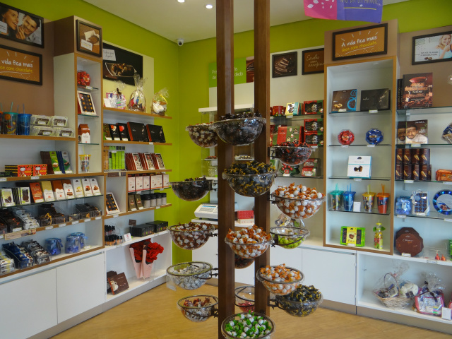 A Cacau Show de Amambai oferece uma linha completa formada por mais de 200 produtos / Foto: Moreira Produções