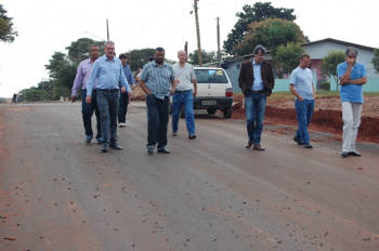 Deputado Geraldo Resende e lideranças políticas em visita à obra de asfalto na vila Pimentel.Foto: Moreira Produções 