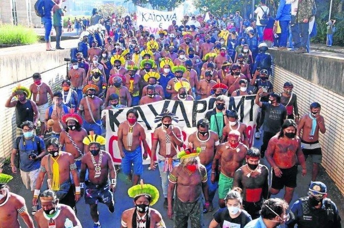 Vereador Tato destaca manifestações indígenas contra a PL 490 Diferentes etnias protestam em frente ao anexo 2 da Câmara: dois dias de manifestações contra o projeto que atinge direitos indígenas - (crédito: Elio Rizzo/Estadão Conteúdo)