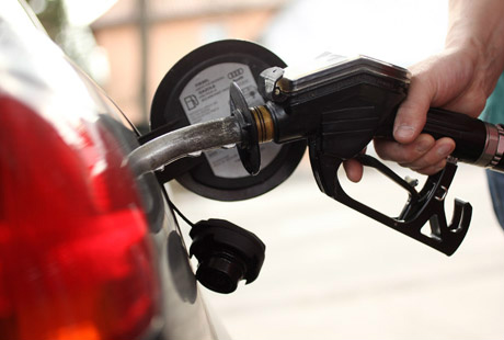 Alta na gasolina deve ser definida nesta sexta-feira Fontes no governo indicam que há chance de um novo aumento na casa de 5% para a gasolina e de 10% para o diesel