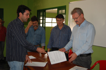 Presidente do SRA, Christiano Bortolotto, durante entrega de documento ao deputado Geraldo ResendeFoto: Moreira Produções 