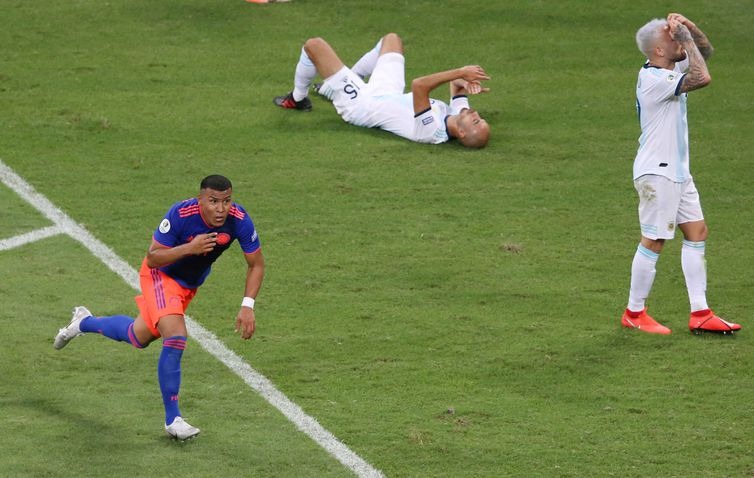 Colômbia vence Argentina por 2 x 0 na estreia na Copa América Martinez comemora gol contra a Argentina - Reuters/Rodolfo Buhrer/Direitos Reservados