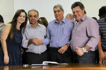 Parceria com o governo beneficia 60 municípios rug com o governador durante a solenidade