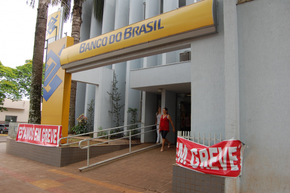 Bancários de Amambai continuam em greve Sem o atendimento, as filas dos caixas eletrônicos se estendem / Foto: Moreira Produções