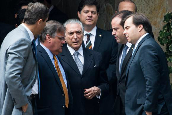 Em almoço com Temer, líderes partidários garantem apoio em votações na Câmara Brasília - O presidente interino Michel Temer se reúne com o presidente da Câmara, Rodrigo Maia, e líderes de partidos da base do governo, na residência oficial da Câmara dos Deputados Marcelo Camargo/Agência Brasil