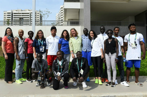 Acnur quer equipe de atletas refugiados para próxima Olimpíada em Tóquio Equipe de atletas refugiados com a vice-chefe do Acnur, Kelly T. Clements. Foto: Acnur