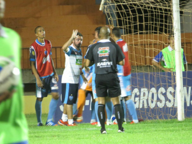 Ubiratan volta a decepcionar e perde mais uma Jogadores do Ivinhema comemoram gol contra o Ubiratan - Foto: Adriano Moretto