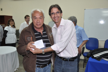 Prefeitura de Amambai faz entrega de óculos O prefeito Dirceu Lanzarini faz a entrega de óculos para beneficiados do programa Ver Melhor. (Foto: Felipe Schinaider)