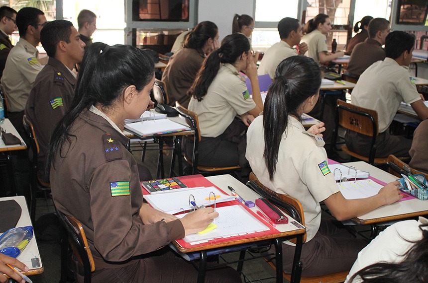 Plano do MEC de transferir escolas públicas para Polícia Militar divide opiniões Disciplina é uma das características do ensino militar (foto: divulgação/CEPMG)