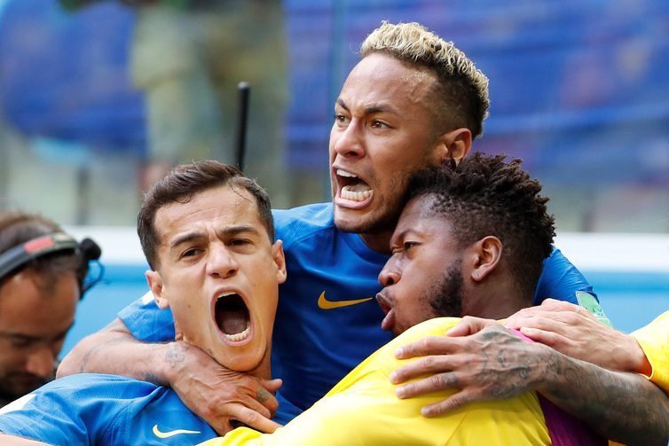 Phillipe Coutinho, Neymar e Fred comemoram o primeiro gol contra a Costa Rica - Juan Herrero/ EFE /Direitos Reservados