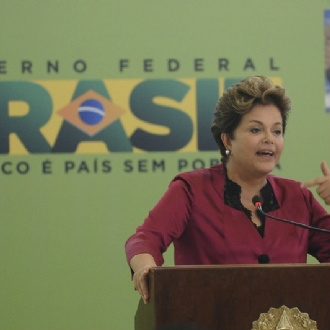 Estudantes protestam por mais verbas na educação durante discurso da Dilma Estudantes protestam por mais verbas na educação durante discurso da Dilma